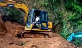 挖挖机爆料视频播放,工地现场真实操作瞬间