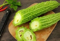网红吃一根三月瓜,太有毅力了！